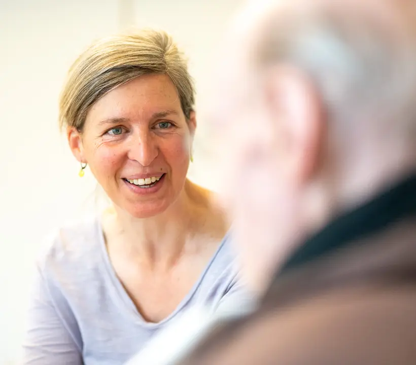 Gespräch einer Mitarbeiterin und eines Bewohners des Alters- und Pflegeheims Birkenrain. Gespräch einer Mitarbeiterin und eines Bewohners des Alters- und Pflegeheims Birkenrain.