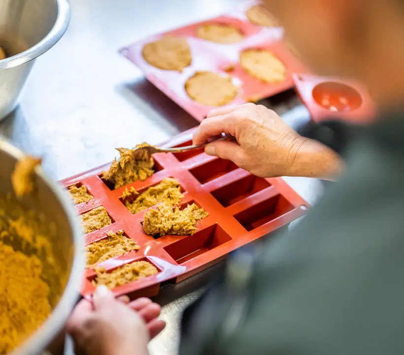 In der Küche des Alters- und Pflegeheims Birkenrain wird Teig mit einem Löffel in Förmchen gefüllt. In der Küche des Alters- und Pflegeheims Birkenrain wird Teig mit einem Löffel in Förmchen gefüllt.