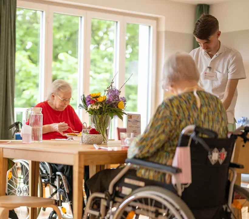 Pflegemitarbeiter im Alters- und Pflegeheim Birkenrain betreuen liebevoll die Bewohner. Pflegemitarbeiter im Alters- und Pflegeheim Birkenrain betreuen liebevoll die Bewohner.
